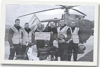 Criw y daith i flaen ambiwlans awyr