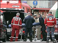 Funcionários do serviço de funerais de Duisburg movem corpos encontrados no centro da cidade