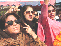 صدر مشرف کی وردی کے بارے میں بل پر خواتین ارکان کا احتجاج