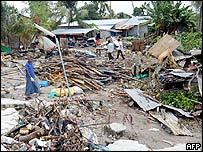 Casas destruídas pelo tsunami nas Ilhas Maldivas