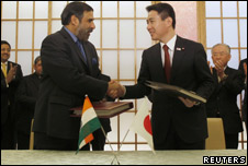 Indian Trade Minister Anand Sharma (l) and Japanese Foreign Minister Seiji Maehara