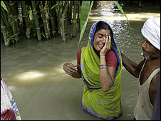 Một phụ nữ Ấn Độ khóc khi chứng kiến thiệt hại của lũ lụt