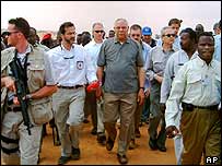 ABD Dışişleri Bakanı Colin Powell Darfur ziyaretinde