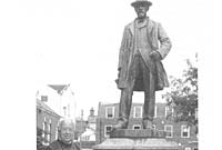 Yn y llun gwelir y Dr Aled Lloyd Davies wrth ochr cerflun o Daniel