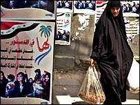 Sokaklardaki anayasa afişleri