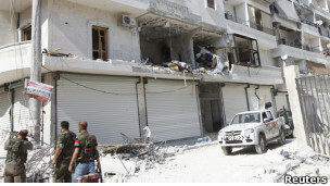 منابع مخالفان از حمله هوایی ارتش به شهر حلب خبر دادهاند اما دولت چنین ادعایی را رد میکند