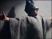 Cena que reproduz tortura em Abu Ghraib