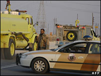 Forças de segurança em frente ao complexo de Abqaiq