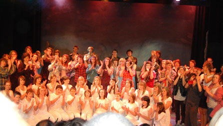 Rhan o'r cast ar y llwyfan