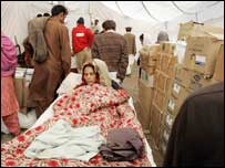 इलाज के लिए जाती भूकंप पीड़ित महिला