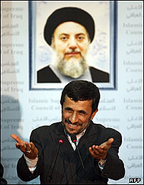 محمود احمدی نژاد، در کنار عکس محمد باقر حکیم، رئیس پیشین مجلس اعلای انقلاب اسلامی عراق 