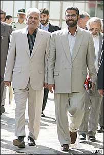 داوود دانش جعفری (چپ) جای خود را به صمصامی سرپرست وزارت دارایی داد