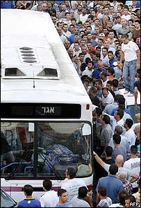 ایک اسرائیلی فوجی نے مسافر بس پر فائرنگ کر کے چار اسرائیلی عربوں کو ہلاک کر دیا۔ 