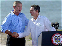 Os presidentes dos EUA, George W. Bush, e da Colômbia, Álvaro Uribe