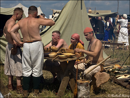 На фестивале можно было продегустировать блюда древнерусской кухни...