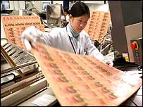 Operária em fábrica de Xangai