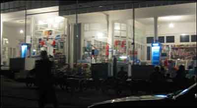 اولين مرکز خريد بعد از سمرقند کنار جاده. ( چقدر قشنگه )