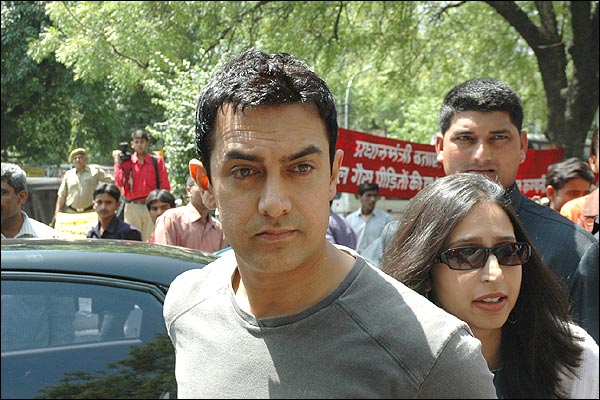 आंदोलनों के पक्ष में उतरे आमिर