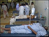 कराची में तूफ़ान में ज़ख़्मी लोग