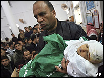 جسد یک کودک 21 ماهه فلسطینی که به گفته مقامات درمانی در غزه، در اثر حملات هوایی اسرائیل به یک اردوگاه پناهندگان کشته شده است