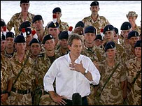 सेना के साथ टोनी ब्लेयर