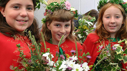Merched y ddawns flodau yn Eisteddfod Genedlaethol Abertawe 2006
