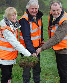 Llun o Alun Ffred Jones AC yn torri'r dywarchen yng Nglynllifon gyda Meriel Parry a Ian Rees
