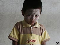 Criança refugiada na fronteira entre Mianmar e Tailândia