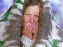 Жінка гріє руки на морозі. Фото УНІАН