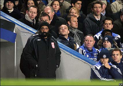 John Terry, jugador del Chelsea, contempla, junto a aficionados, un partido frente al Liverpool.