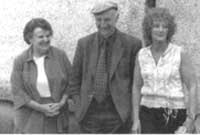 Y Parchedig Rosan Saunders gyda Mr a Mrs Cecil Williams.