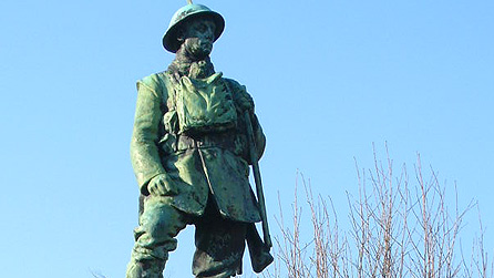 Cofeb i filwyr y Rhyfel Byd Cyntaf yn Llanbed