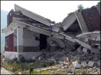 پشاور کا ایک تباہ شدہ سکول 