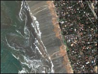 Vista aérea de onda enormes atingindo a costa do Sri Lanka, durante o maremoto