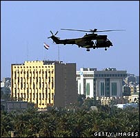 Helicóptero sobrevoa a 'Zona Verde' em Bagdá