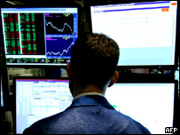 Corretor observa monitor na Bolsa de Valores de Nova York