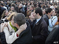 Casais beijando em Paris