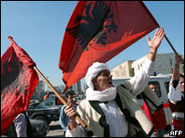 Kosovarët festojnë në sheshin Skënderbej, Tiranë (arkiv)