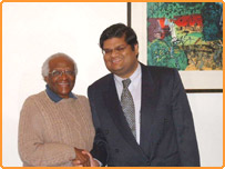 کاشف نعیم سید ڈیسمنڈ ٹوٹو کے ساتھ