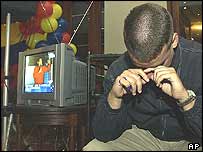 Přívrženec opozice pláče, zatímco Chávez má uvítací řeč v televizi