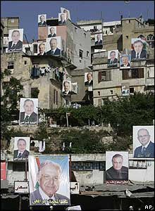 Volební plakáty na domech, Tripolis, Libanon