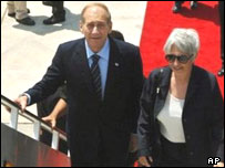 اهود اولمرت و همسرش هنگام ترک اسرائيل به مقصد واشنگتن