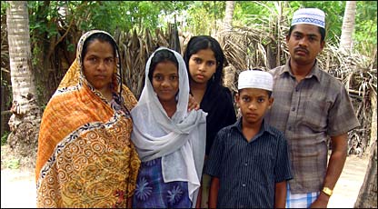 Abbdul Karim Kansur Maharipa with her children and husband (photo: RG Dharmadasa)