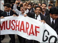 سینکڑوں وکلاء اور سیاسی کارکن حراست میں ہیں