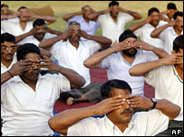 भारतीय सैनिक योगा करते हुए