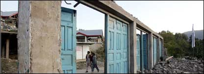 باغ کی ایک تباہ شدہ عمارت