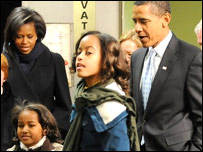 ओबामा परिवार ट्रेन में सवार होने के लिए जाता हुआ