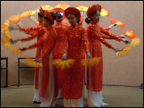 Điệu múa của thanh niên Việt kiều