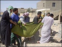 लाश ले जाते इराक़ी