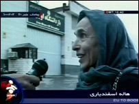 هاله اسفندیاری هنگام آزادی به قید وثیقه